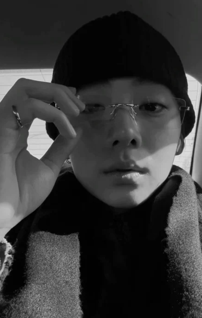 무테 안경을 착용해 긱시크 무드를 살린 상원의 모습. / 이미지 출처: 인스타그램 @leeeeesangwon