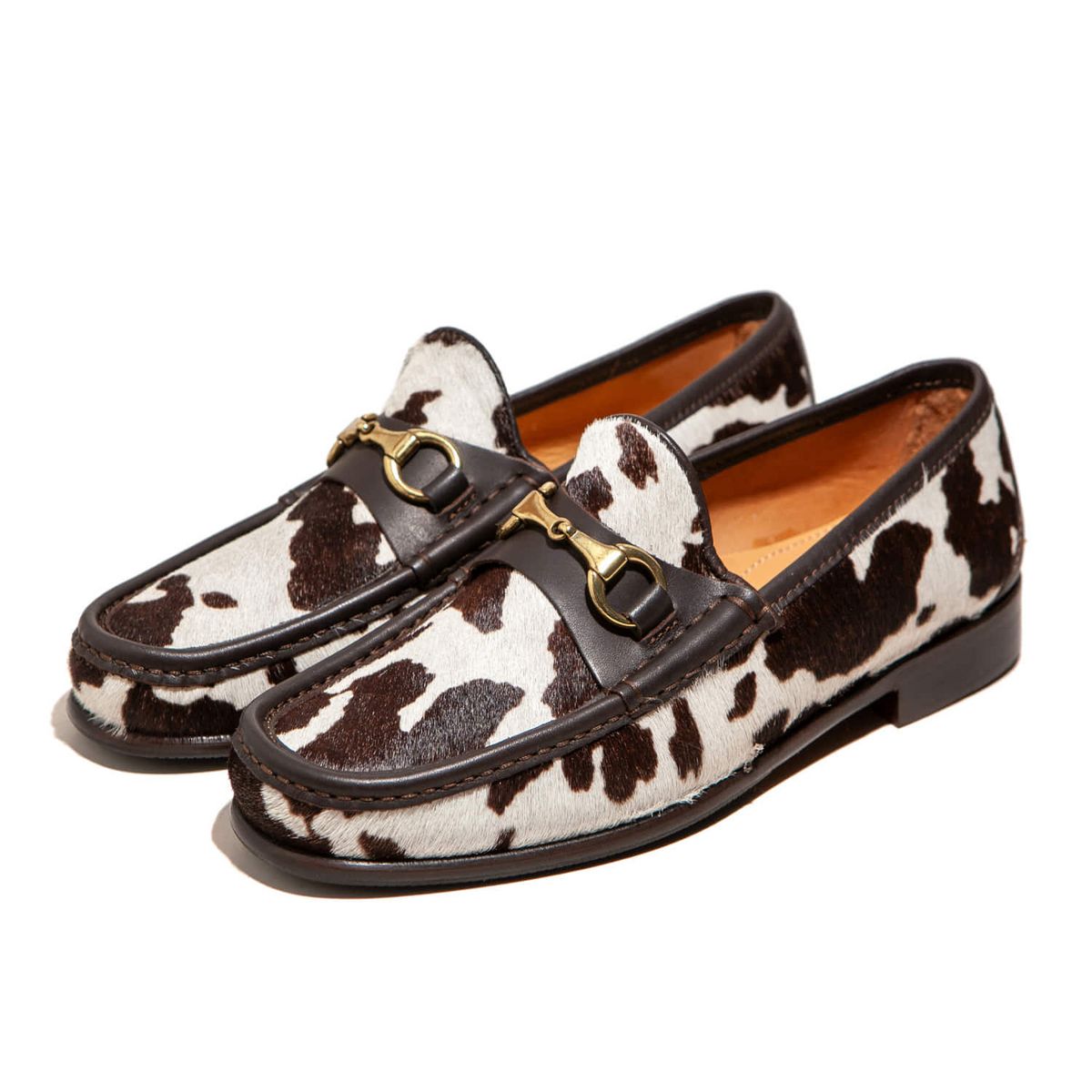 카우 프린트 송치로 완성한 홀스빗 로퍼 / 이미지 출처: 팔러.