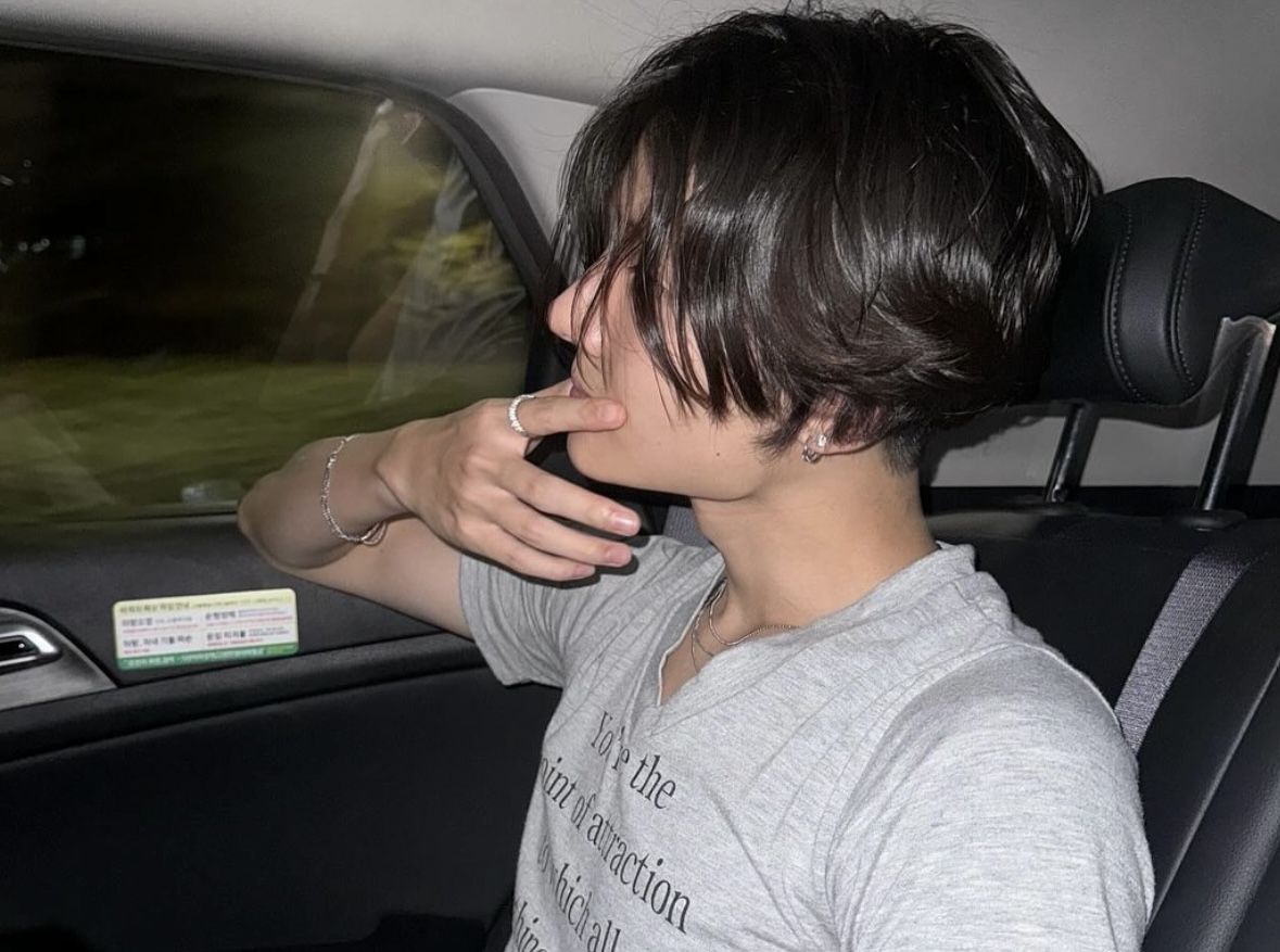 레터링 포인트가 들어간 그레이 컬러의 티셔츠와 실버 액세서리의 조합. / 이미지 출처: 인스타그램 @leeeeesangwon