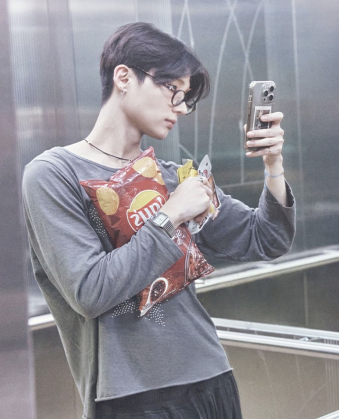 브이로그 콘텐츠 [ALD1og] MONDAY의 촬영 비하인드 컷 이미지. / 이미지 출처: 인스타그램 @ald1.official