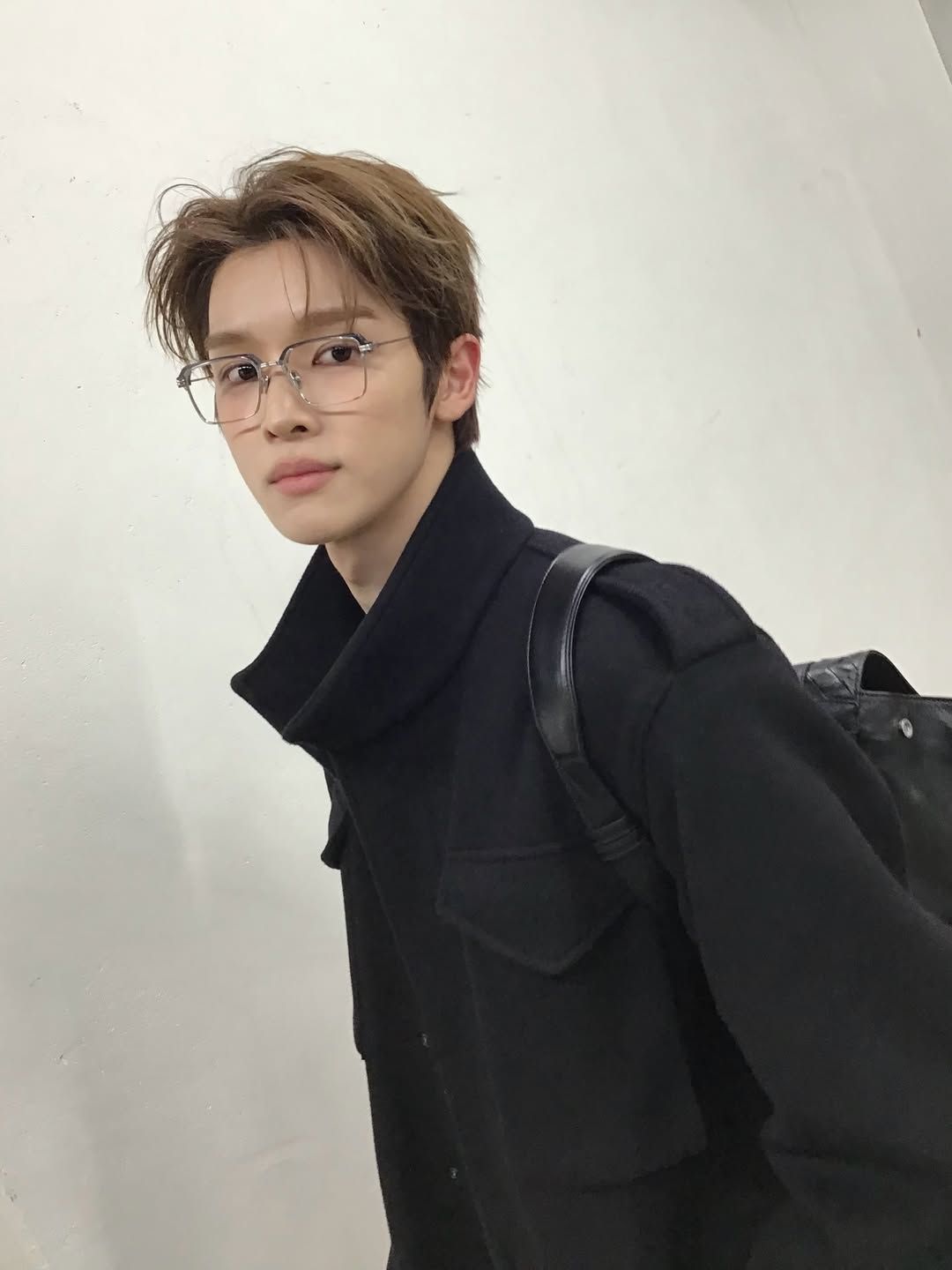 무명의 캐시미어 울 야상 점퍼를 착용한 성찬 / 이미지 출처: 라이즈 인스타그램 @riize_official