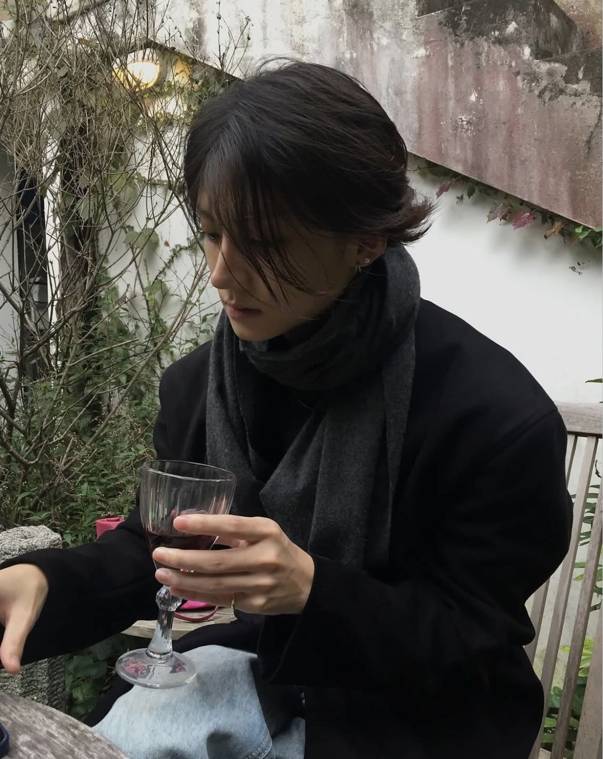 정갈한 핏의 블랙 코트와 머플러를 조합해 감성적인 느낌을 더했다. / 이미지 출처: 인스타그램 @leeeeesangwon