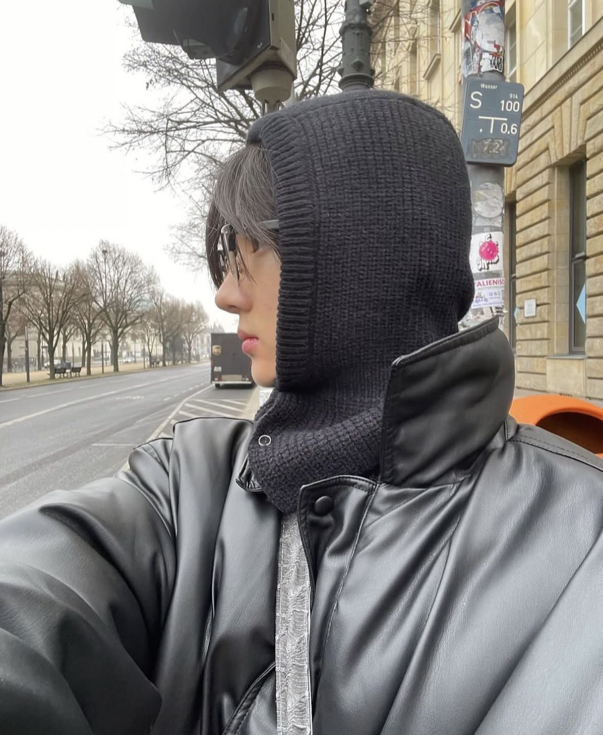 오버핏의 블랙 레더 자켓과 바라클라바를 입은 상원의 모습. / 이미지 출처: 인스타그램 @leeeeesangwon