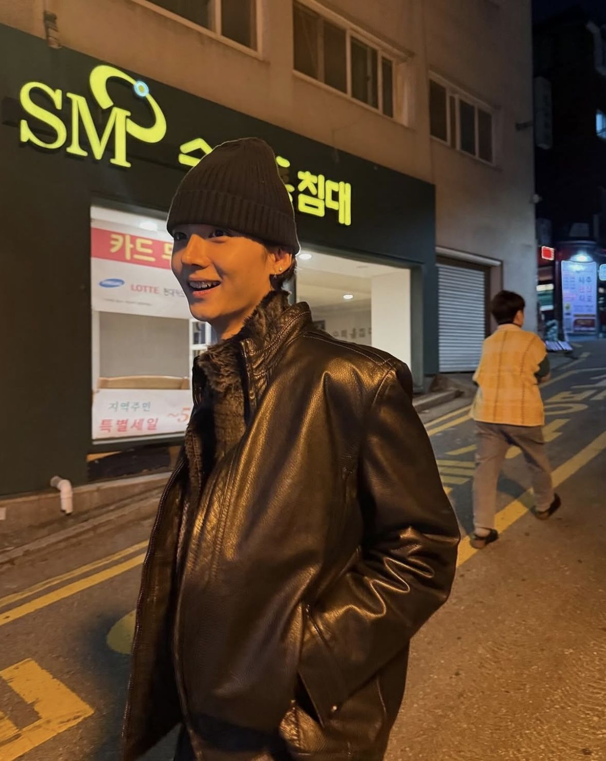 미니멀한 디자인의 레더 자켓과 비니를 착용한 상원. / 이미지 출처: 인스타그램 @leeeeesangwon