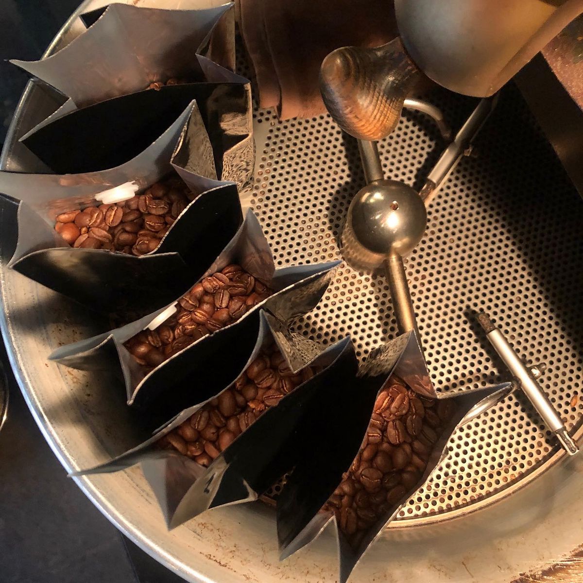 직접 원두를 볶는 에스프레소 코어. / 이미지 출처 : 인스타그램 @core_espresso