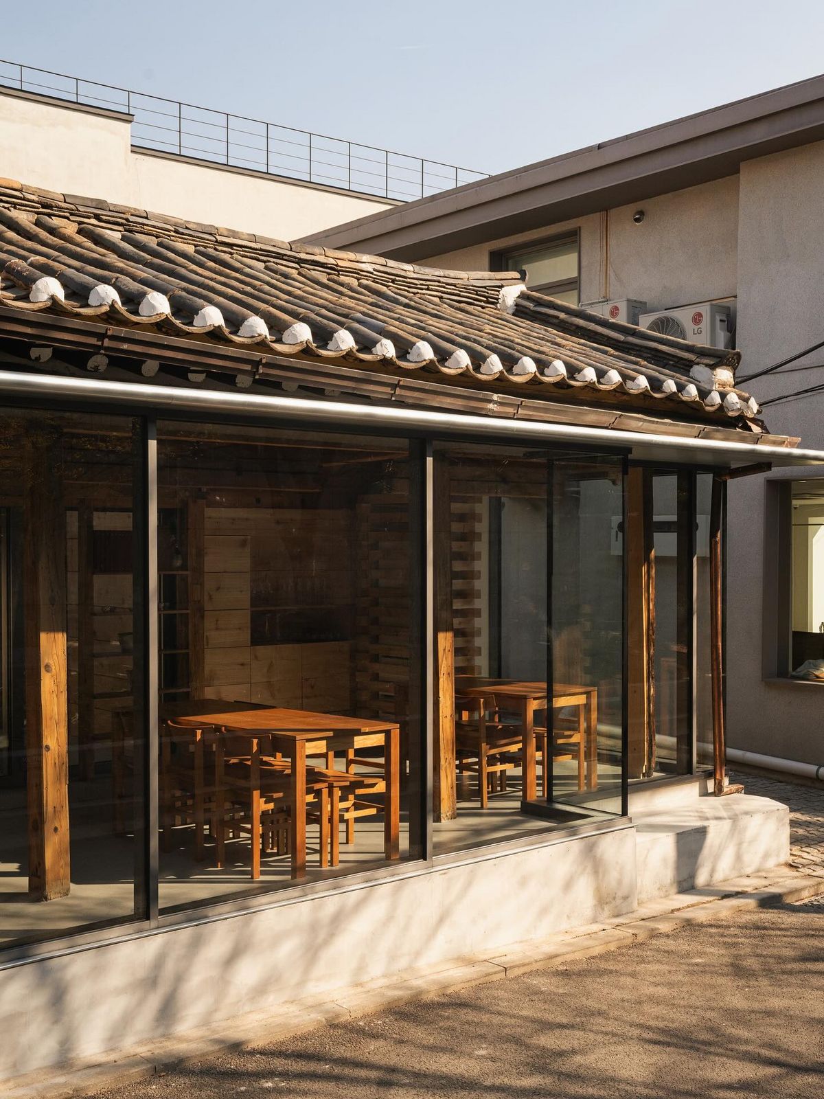 한옥을 리모델링해 모던한 공간으로 재탄생시켰다. / 이미지 출처 : 인스타그램 @root_anguk