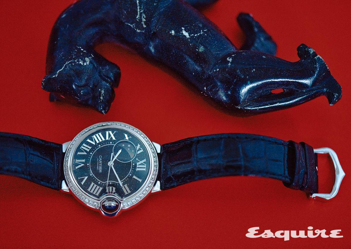 36mm 화이트 골드 케이스에 브릴리언트컷 다이아몬드를 세팅한 발롱 블루 드 까르띠에 워치. 어벤추린 글래스 다이얼에 데이, 나이트 인디케이터를 탑재했다.