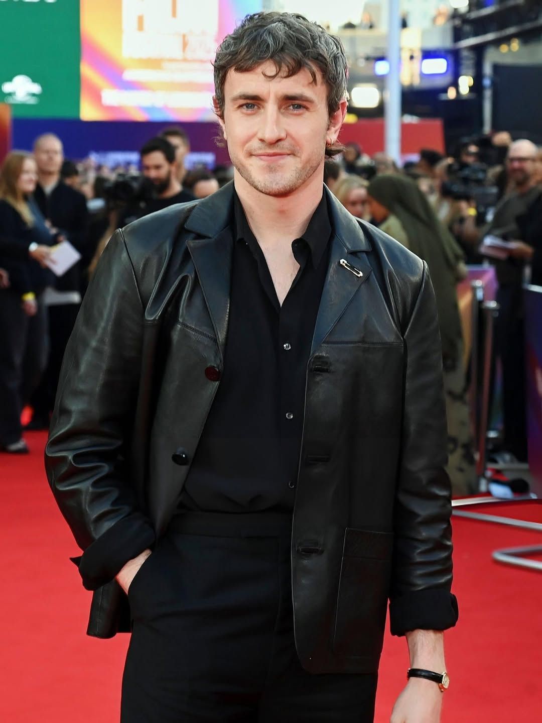 레더 재킷에 심플한 브로치로 스타일을 완성한 폴 메스컬 / 이미지 출처: @paulmescalpics