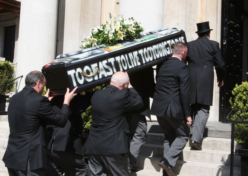 문구와 그림으로 장식한 말콤 맥라렌의 관 | 출처: 게티이미지