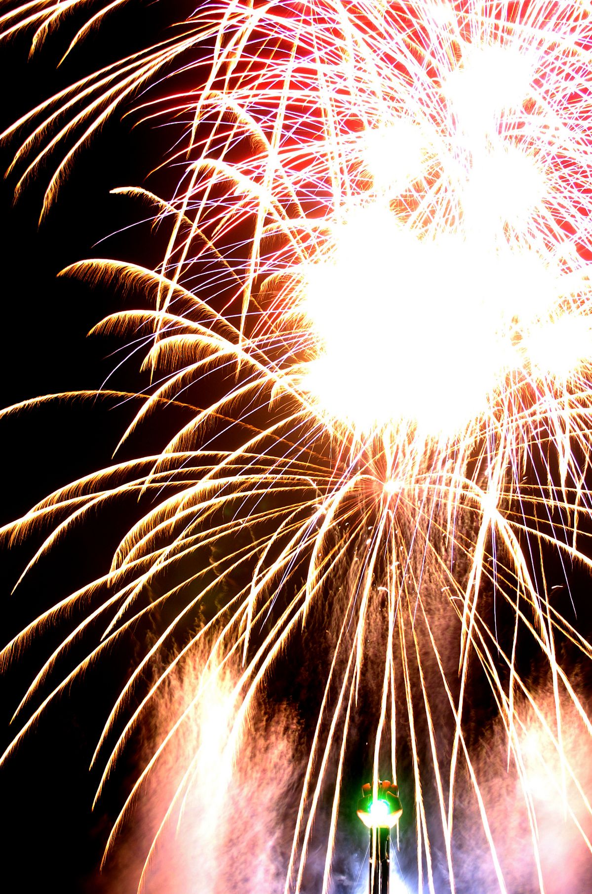 불꽃놀이와 함께 밤하늘로 흩어진 헌터 톰슨의 유골 | 출처: 게티이미지