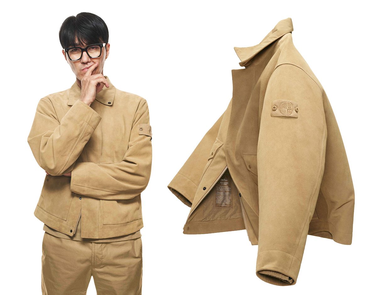 차승원이 착용한 고스트 컬렉션의 대표 아이템 ‘0100002 스플릿 레더 재킷’은 카무플라주에서 착안했지만 ‘코르테치아(Corteccia)’ 샌드 컬러를 적용해 차분한 느낌이다. 스웨이드 소재에 하드웨어 디테일을 더해 인더스트리얼한 무드가 풍기는 것도 특징. 모노컬러 스톤 아일랜드 배지 역시 의상과 적절한 조화를 이룬다. 가죽의 두께를 균일하게 조절하는 스플리팅 공정과 가장자리를 그대로 드러낸 로컷 마감을 통해 워커들의 가죽 장갑에서 볼 법한 거친 질감을 표현했다.