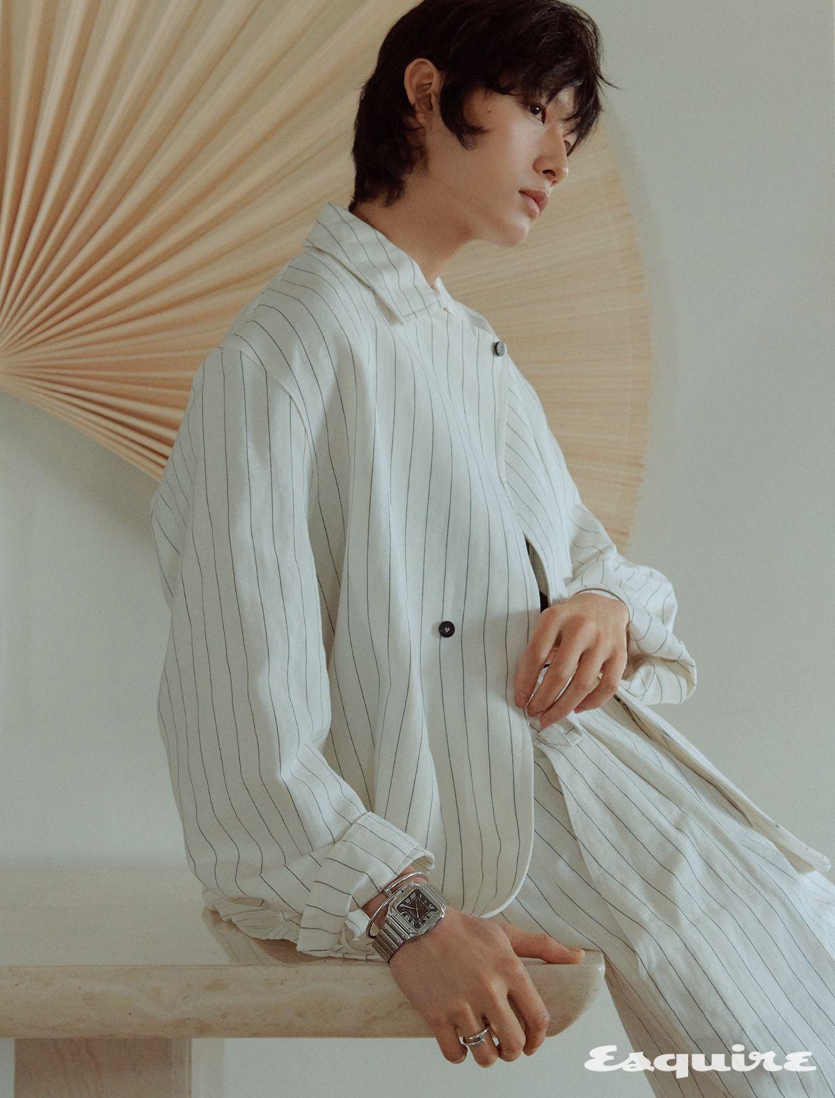 오른손에 착용한 화이트 골드 저스트 앵 끌루 브레이슬릿, 스틸 케이스에 블랙 다이얼을 적용한 산토스 드 까르띠에 라지 워치, 약지에 낀 화이트 골드 저스트 앵 끌루 링. * 모든 워치와 주얼리, 백은 까르띠에 제품. 스트라이프 재킷, 팬츠 모두 자크뮈스. 이너 톱 순진.