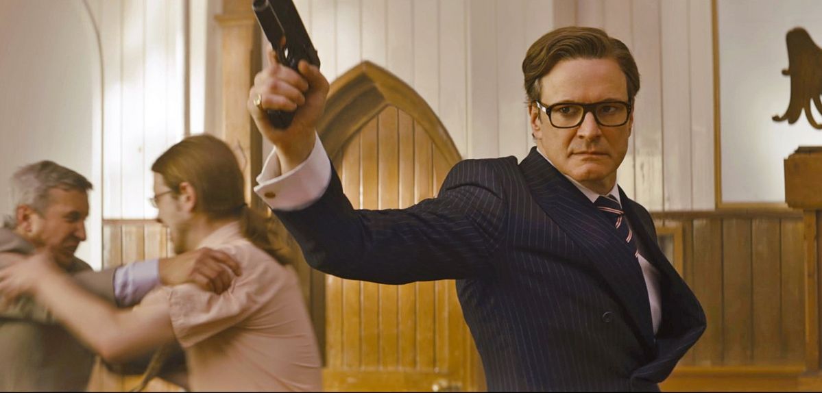 영화 '킹스맨'에서 수트를 입고 권총을 쏘고 있는 콜린 퍼스의 모습. / 이미지 출처: 네이버 포토. 