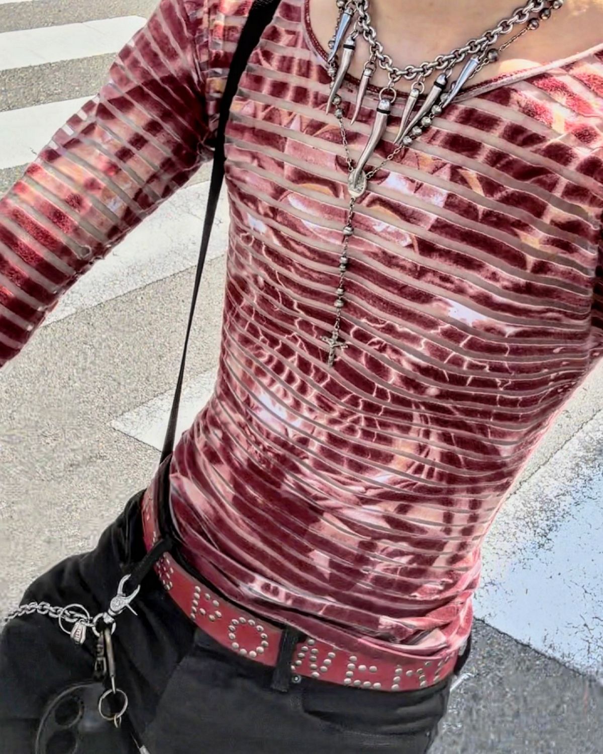 길게 늘어 뜨린 스카프, 볼드한 가죽 액세서리, 실버 아이템은 슬림핏 스타일과 매치했을 때 베스트. / 이미지 출처: 인스타그램 @hamo_damo @noise__cancel @panegyrique_deladegenerescence