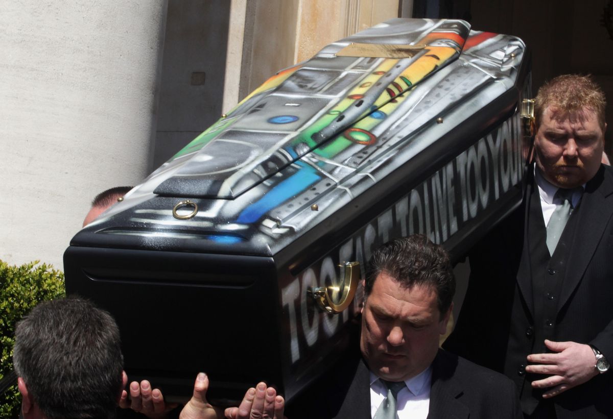 문구와 그림으로 장식한 말콤 맥라렌의 관 | 출처: 게티이미지