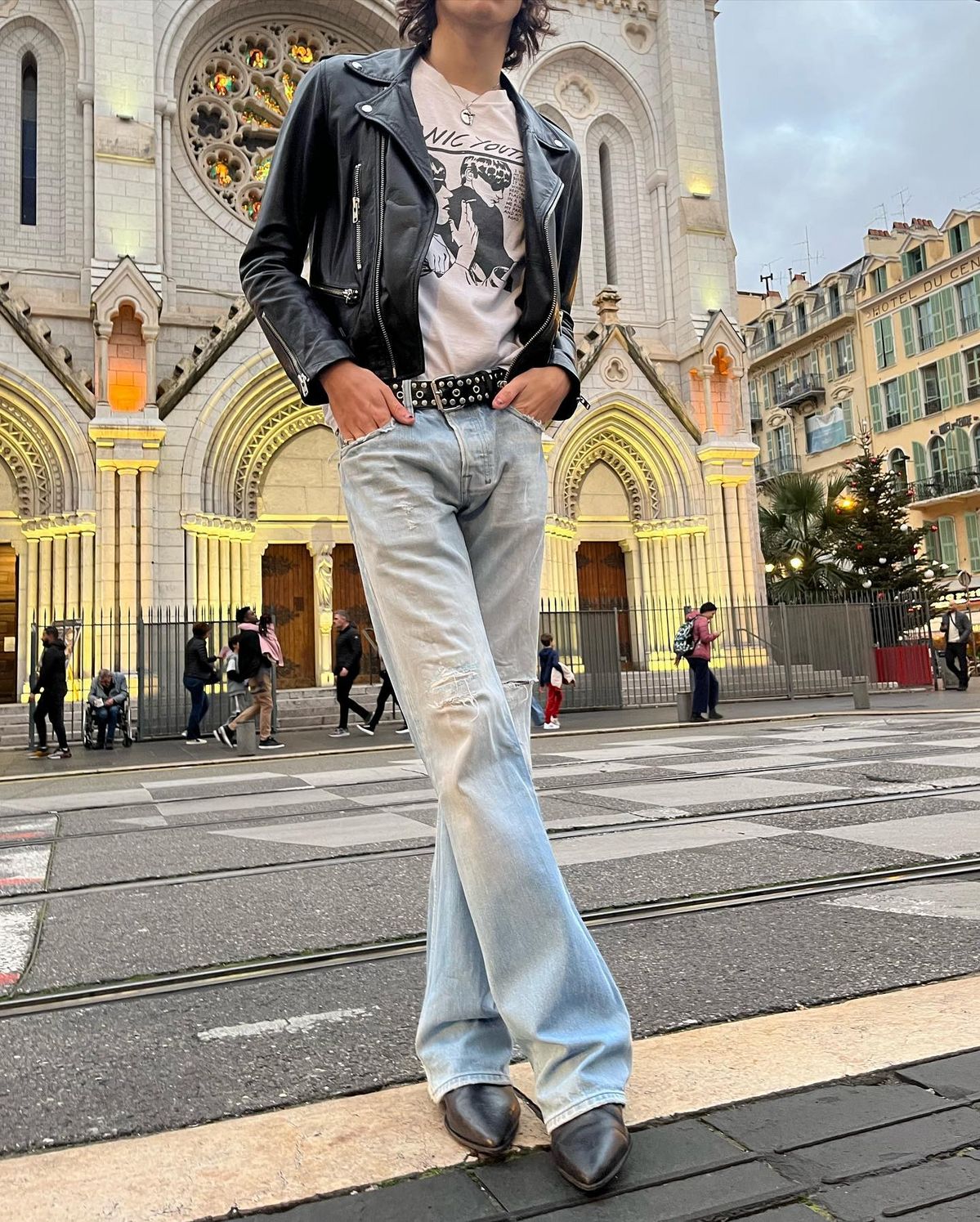 각양각색 슬림핏 팬츠 스타일링. 디테일은 바지 밑단과 슈즈에서 결정된다. / 이미지 출처: 인스타그램 @f1ssher @panegyrique_deladegenerescence @carlbarat78 @thehellp