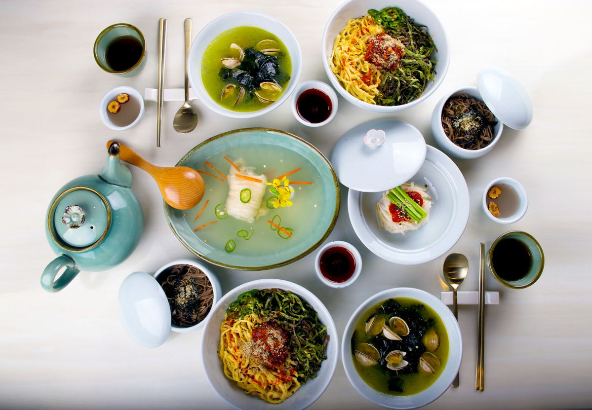 ‘씨앗 오징어 젓갈 비빔밥’은 푸짐한 한상 차림으로 즐길 수 있다. / 출처: 정든밥 네이버지도 업체 제공