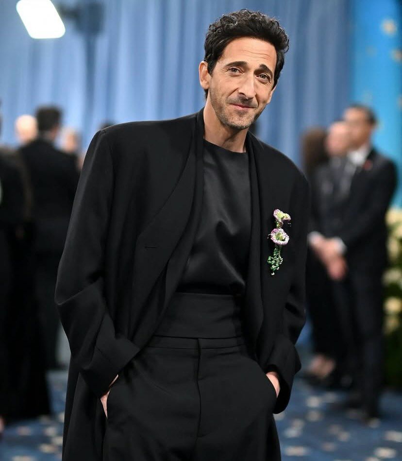 올블랙 슈트 스타일링에 브로치로 포인트를 준 에이드리언 브로디 / 이미지 출처: @elsajin519