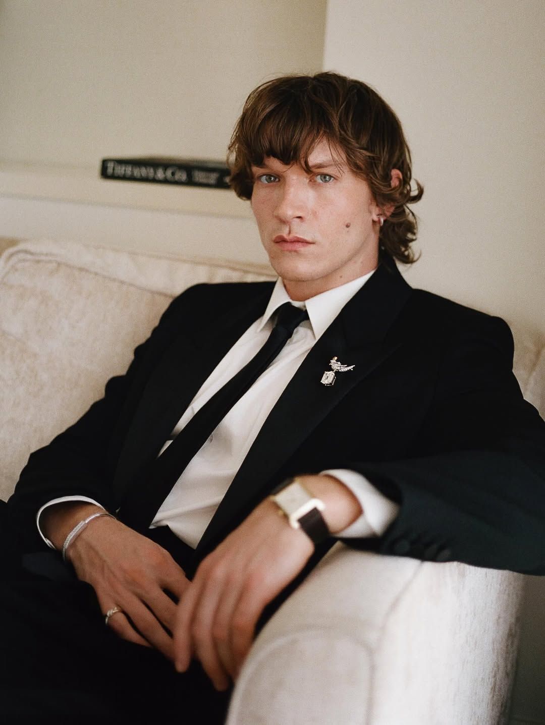 티파니 버드 온 어 락 브로치를 한코너 스토리 / 이미지 출처: @connorstorrieofficial