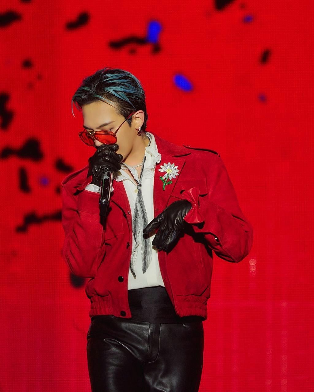 비비드한 재킷에 브로치를 더한 지드래곤 / 이미지 출처: @xxxibgdrgn