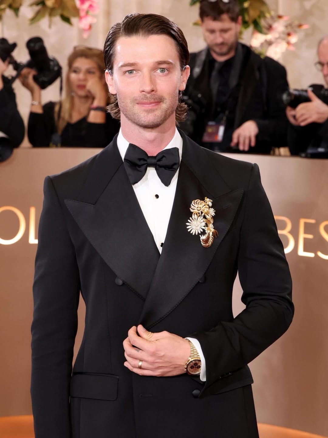 돌체앤가바나 플라워 브로치를 한 패트릭 슈워제네거 / 이미지 출처: @patrickschwarzenegger