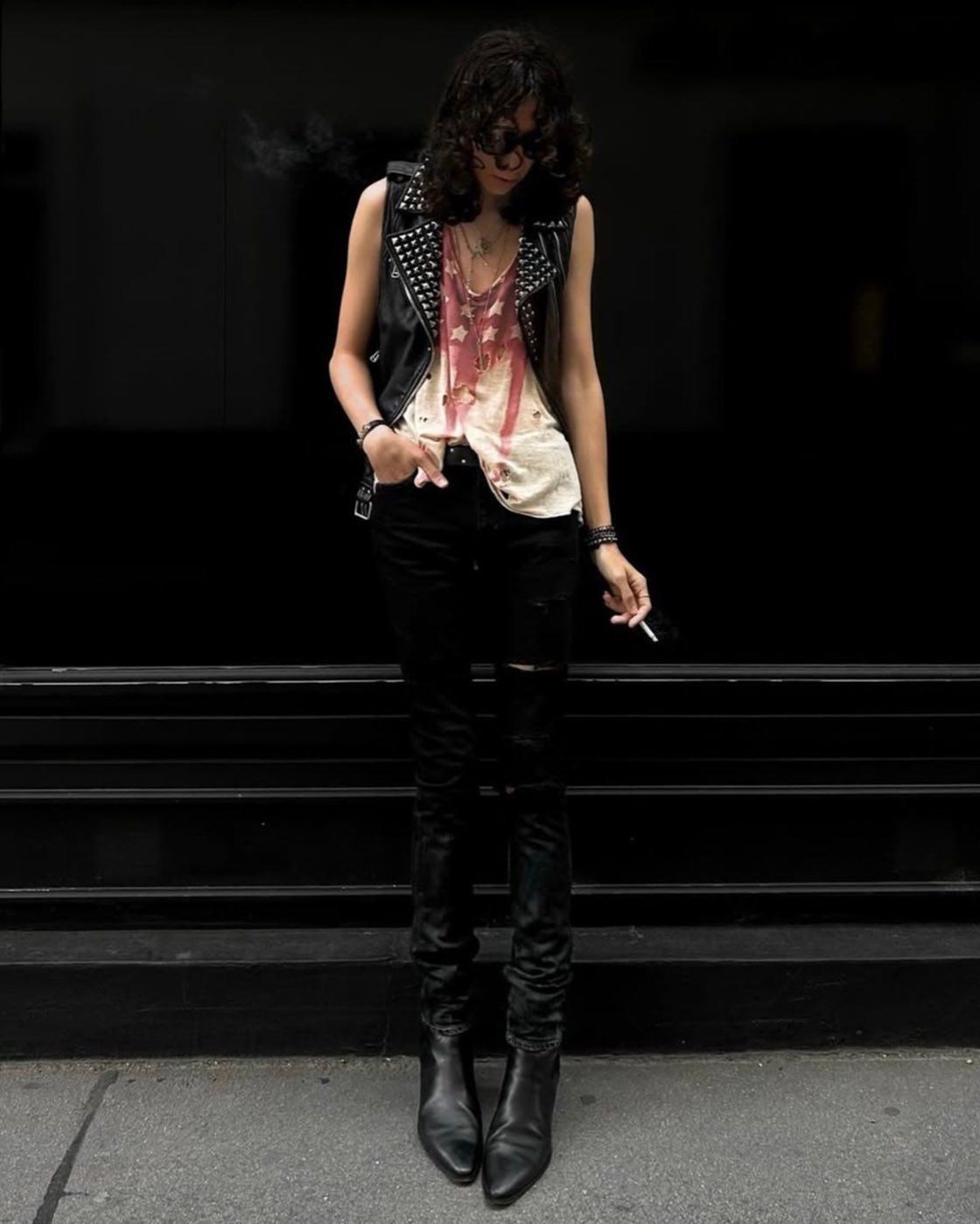 그런지 니트와 카디건, 베스트로 정리한 상의. 슬림핏과 매치했을 때 조화로운 실루엣을 자랑한다. / 이미지 출처: 인스타그램 @boneyardbuilder @noise__cancel @tim.iancurtis 