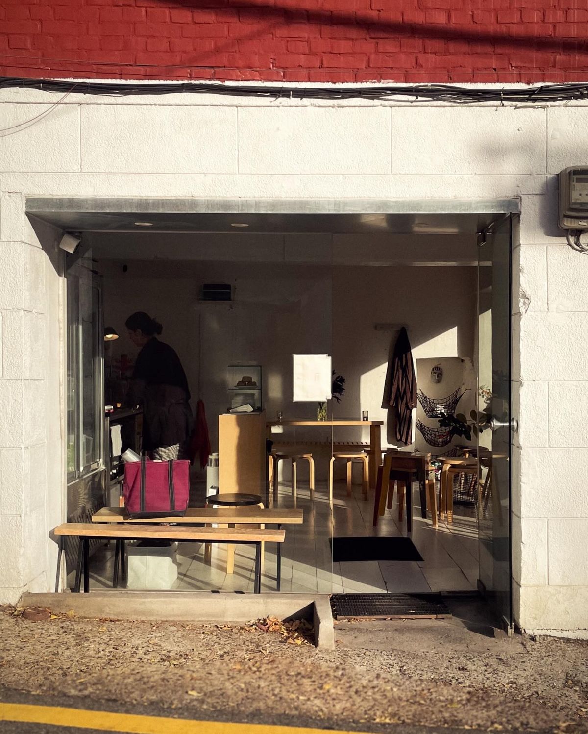 아담한 공간, 편안한 인테리어 덕에 친구의 주방에 놀러온 듯한 기분이 든다. / 출처: 파오리 인스타그램(@paori_seoul) 