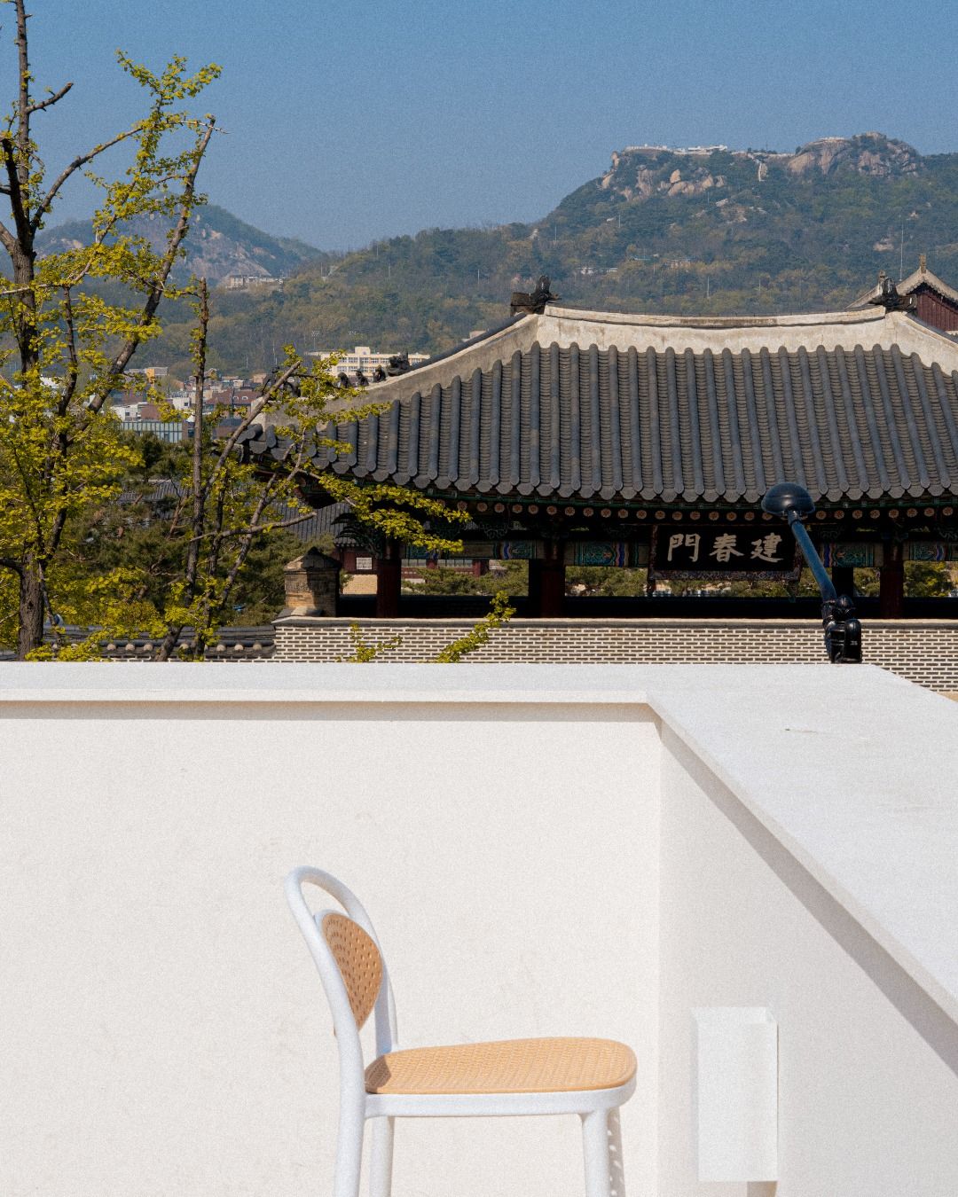 경복궁의 지붕선과 북악산 능선, 멀리 청와대 풍경까지 한눈에 펼쳐진다. / 이미지 출처 : 인스타그램 @nuldam_space 