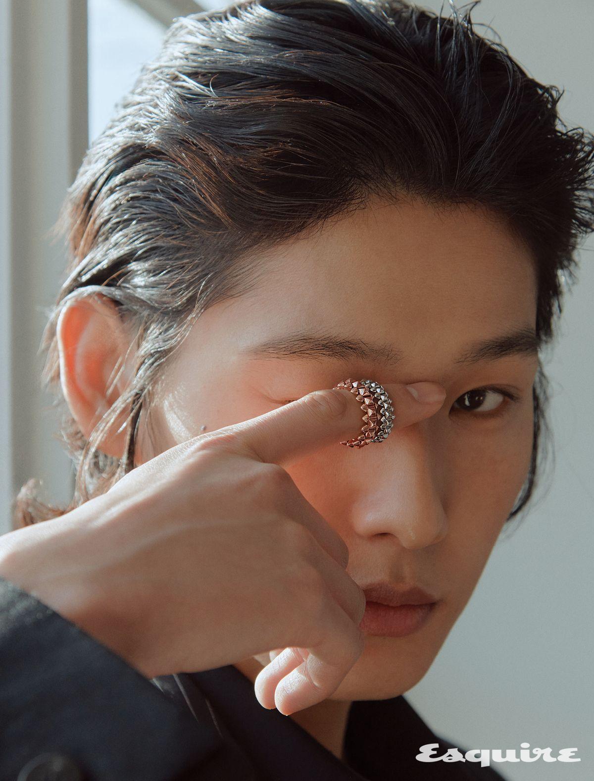  핑크 골드 클래쉬 드 까르띠에 미디엄 링, 화이트 골드 클래쉬 드 까르띠에 스몰 링. 재킷, 셔츠 모두 어네스트 W. 베이커 by 10 꼬르소 꼬모 서울.