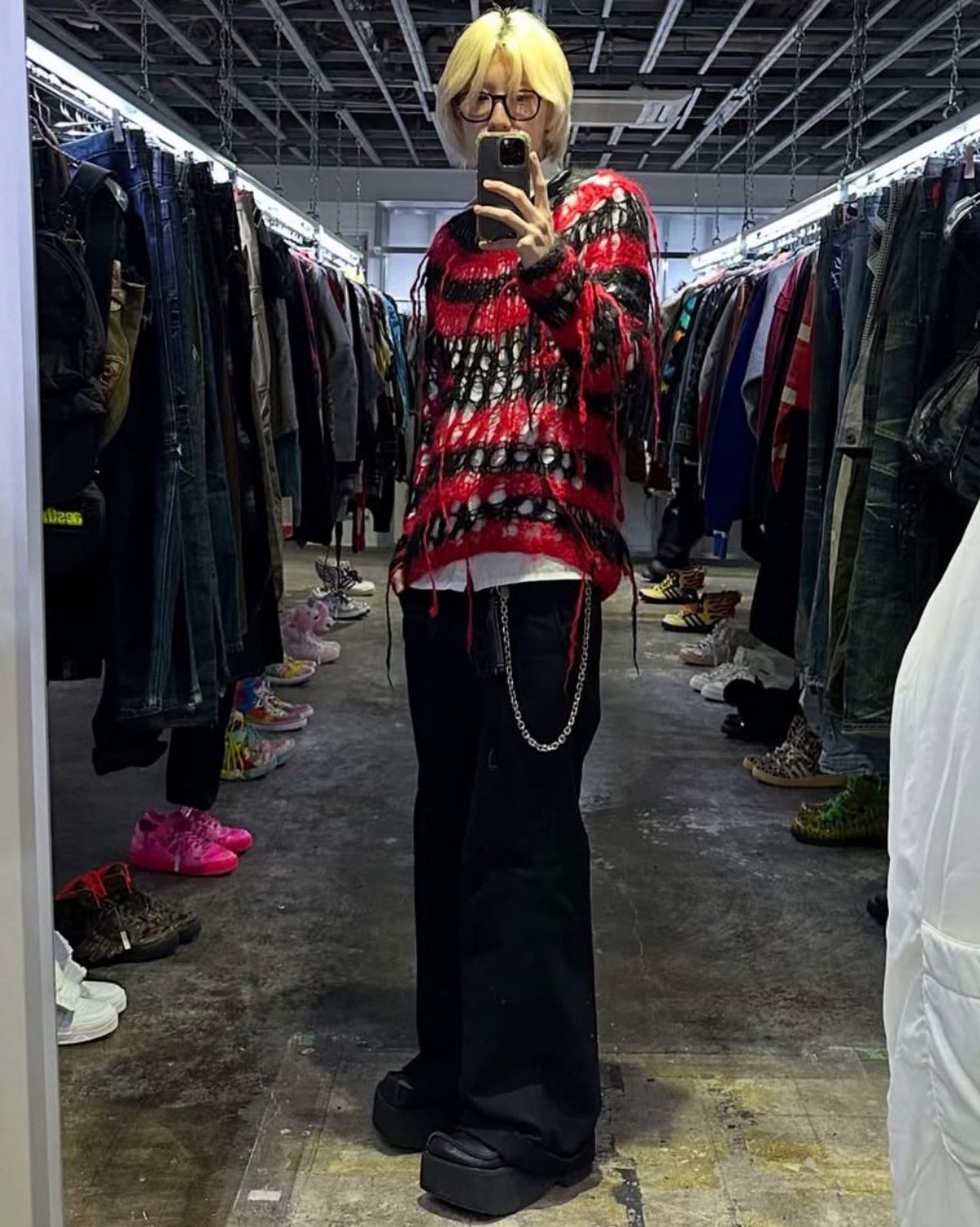 그런지 니트와 카디건, 베스트로 정리한 상의. 슬림핏과 매치했을 때 조화로운 실루엣을 자랑한다. / 이미지 출처: 인스타그램 @boneyardbuilder @noise__cancel @tim.iancurtis 