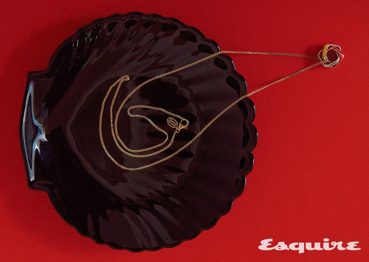 화이트 골드·옐로 골드·핑크 골드가 조화로운 트리니티 네크리스.