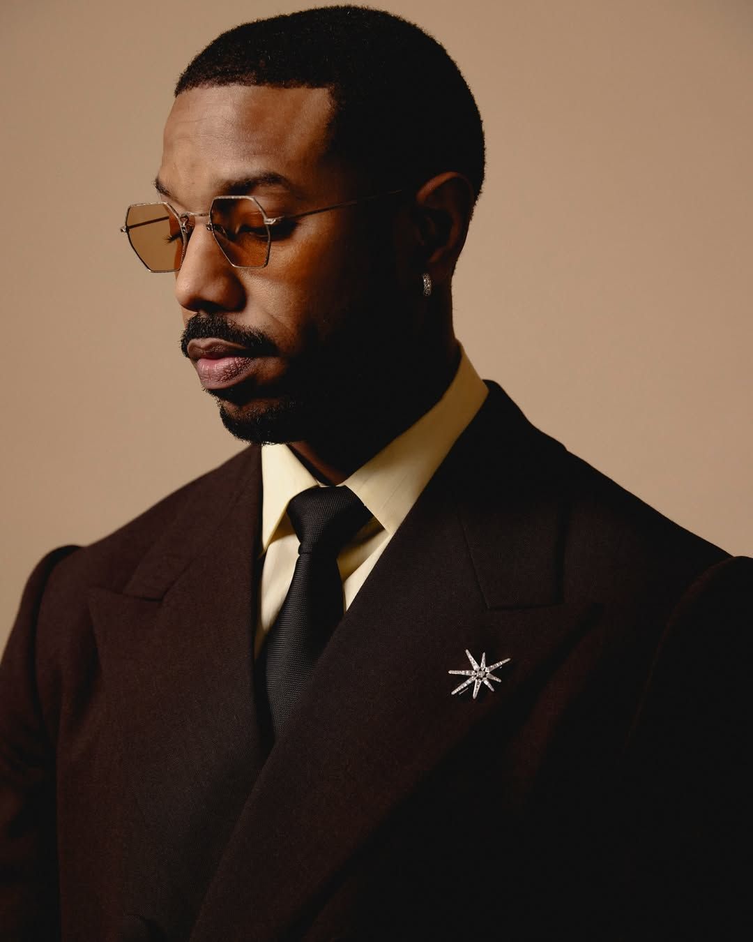 데이비드 율먼의 조각적인 메탈 브로치를 한 마이클 비 조던 / 이미지 출처: @michaelbjordan