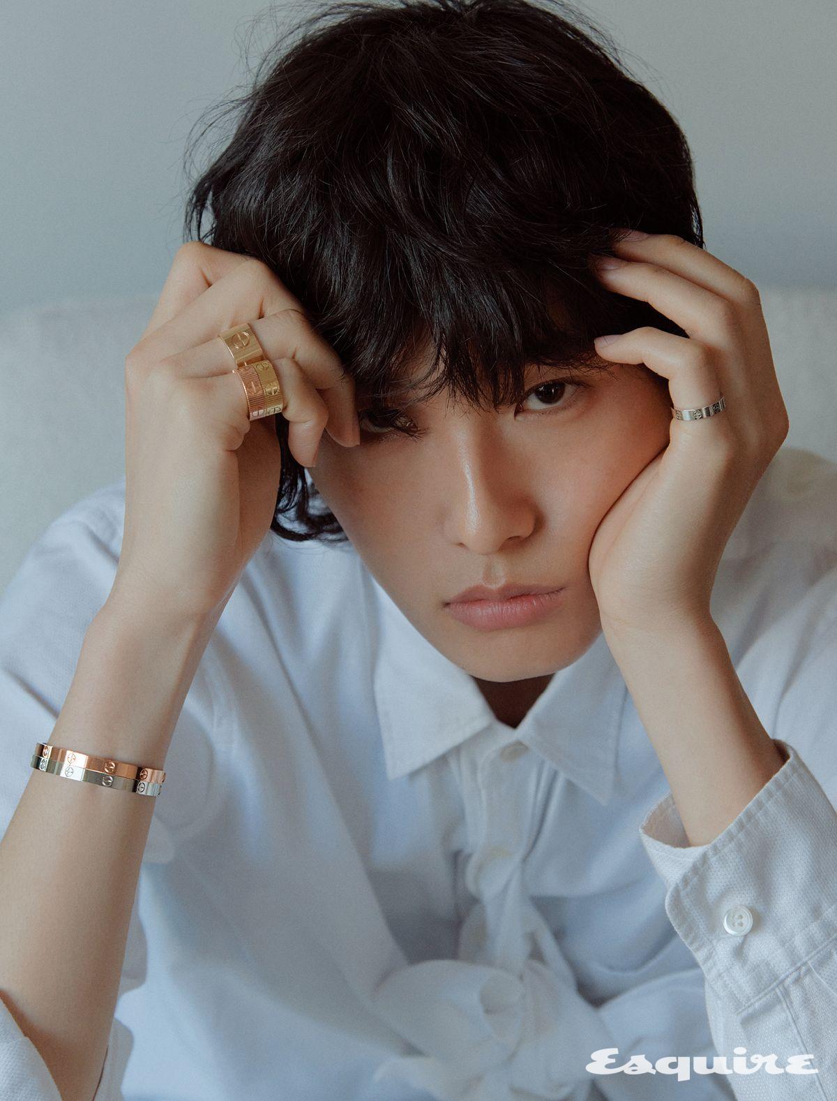 오른손 약지에 낀 옐로 골드 LOVE 라지 링, 소지에 낀 옐로 골드와 핑크 골드 LOVE 언리미티드 링, 브릴리언트 컷 다이아몬드를 세팅한 핑크 골드와 화이트 골드 LOVE 미디엄 브레이슬릿, 왼손 소지에 낀 브릴리언트컷 다이아몬드를 세팅한 화이트 골드 LOVE 스몰 링. 셔츠 꼼데가르송 옴므 플러스.