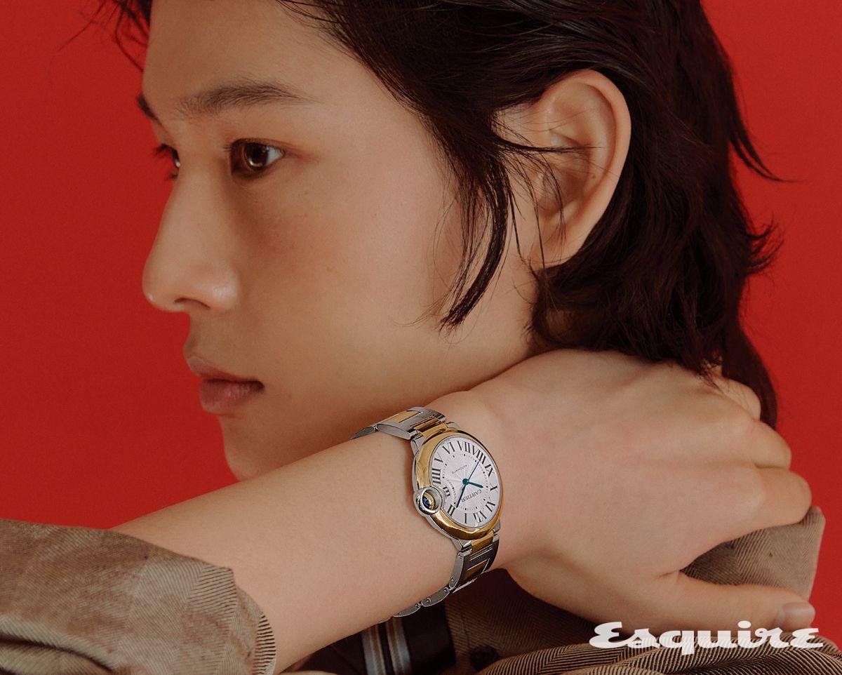 36mm 스틸 케이스에 실버 기요쉐 다이얼, 옐로 골드 및 스틸 브레이슬릿을 매치한 발롱 블루 드 까르띠에 워치. 셔츠 페라가모.