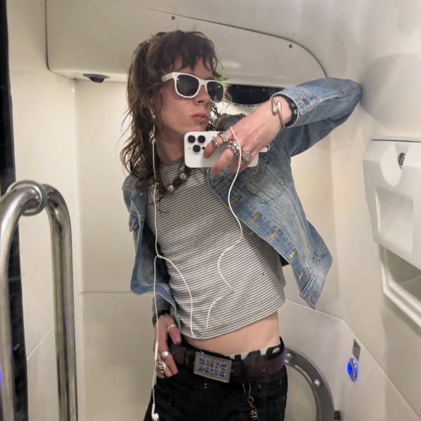 길게 늘어 뜨린 스카프, 볼드한 가죽 액세서리, 실버 아이템은 슬림핏 스타일과 매치했을 때 베스트. / 이미지 출처: 인스타그램 @hamo_damo @noise__cancel @panegyrique_deladegenerescence