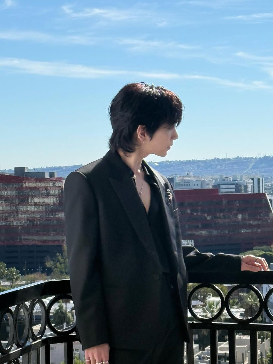 쇼메 브로치로 우아한 스타일링을 보여준 세븐틴 조슈아 / 이미지 출처: @joshu_acoustic