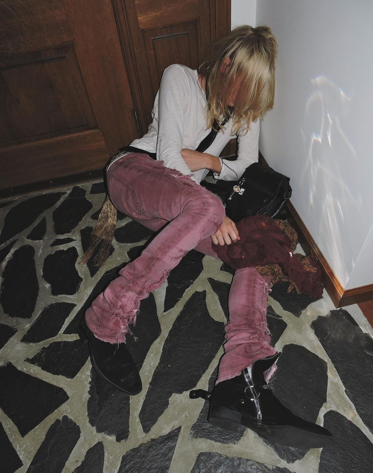 각양각색 슬림핏 팬츠 스타일링. 디테일은 바지 밑단과 슈즈에서 결정된다. / 이미지 출처: 인스타그램 @f1ssher @panegyrique_deladegenerescence @carlbarat78 @thehellp