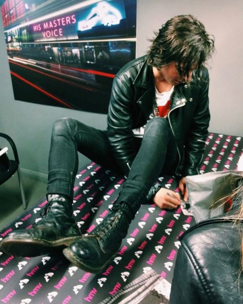 각양각색 슬림핏 팬츠 스타일링. 디테일은 바지 밑단과 슈즈에서 결정된다. / 이미지 출처: 인스타그램 @f1ssher @panegyrique_deladegenerescence @carlbarat78 @thehellp