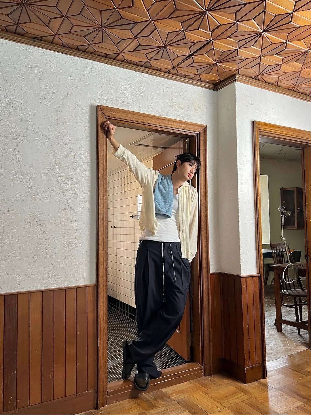  ‘문짝남’ 그 자체인 김재원. / 이미지 출처: 김재원 인스타그램