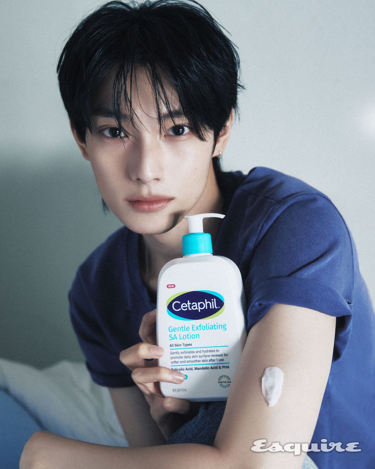 티셔츠 자라. 팬츠 알써틴. 네크리스 스타일리스트 소장품.