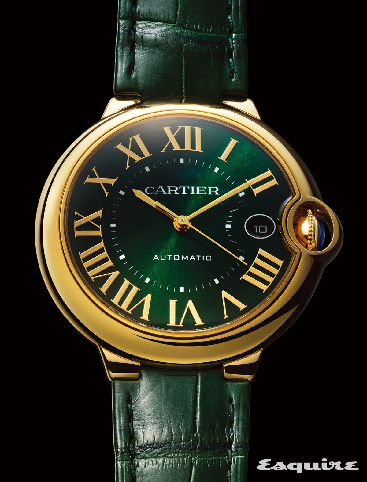 40mm 옐로 골드 케이스에 그린 태양 광선 모티프 다이얼을 매치한 발롱 블루 드 까르띠에 워치.