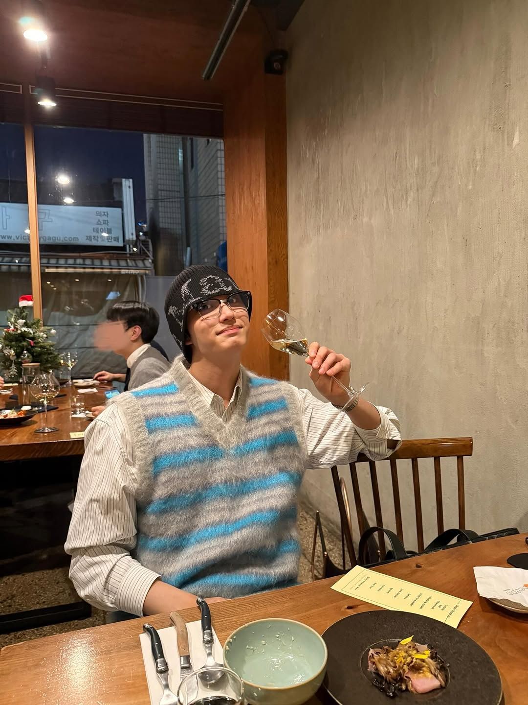 레스토랑에서 식사를 즐기는 김재원. / 이미지 출처: 김재원 인스타그램