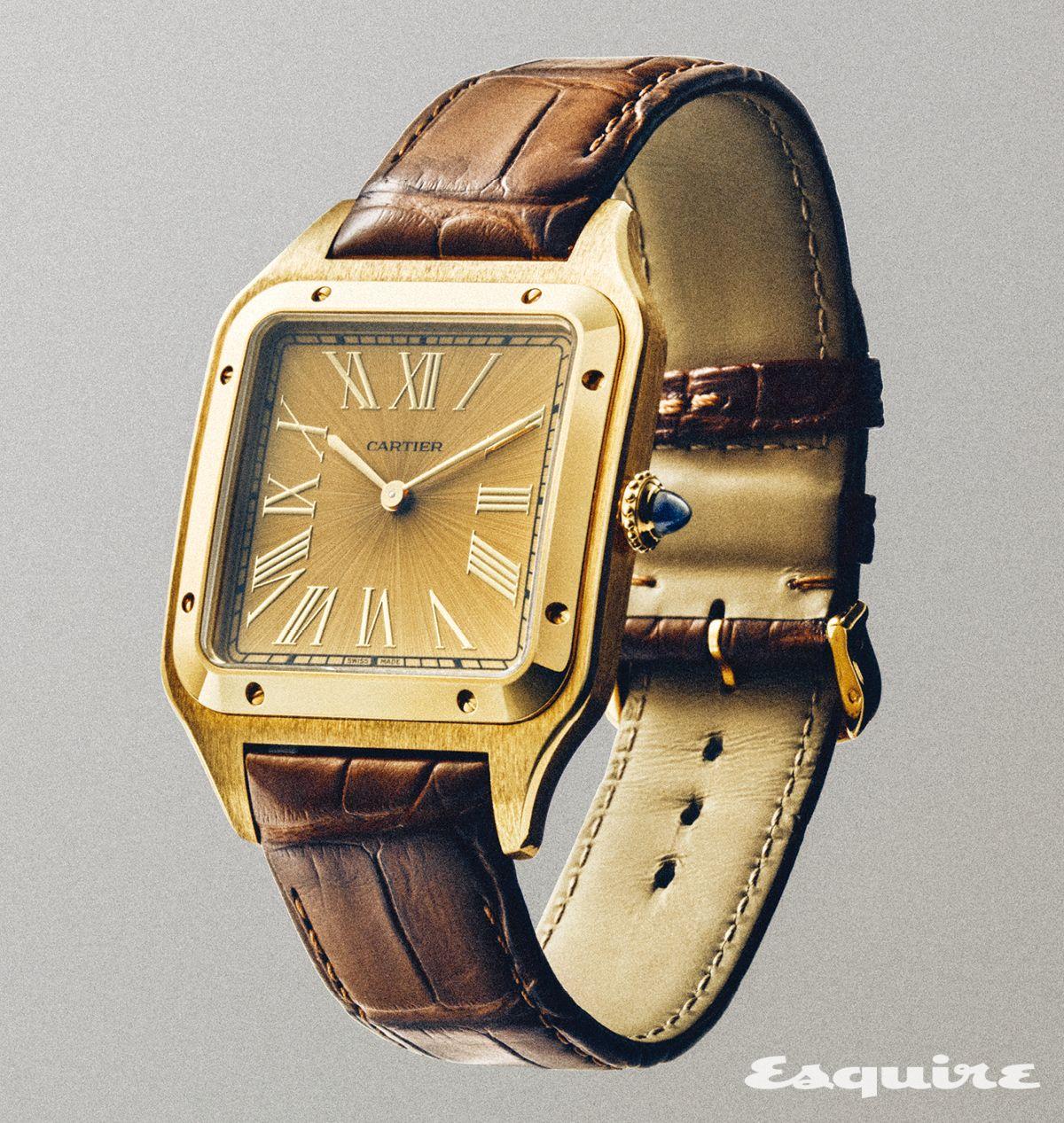 옐로 골드 케이스와 우드 효과 다이얼, 블루 카보숑 크라운이 조화로운 산토스 뒤몽 엑스트라 라지.