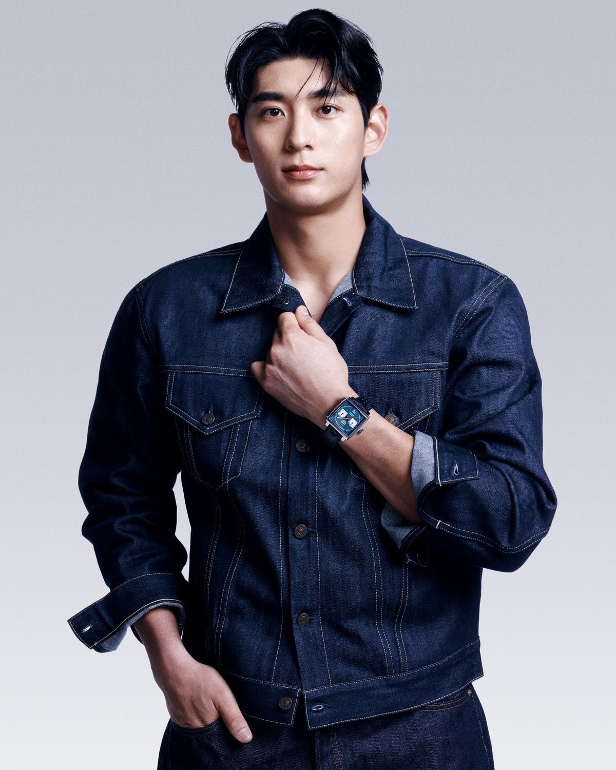 태그호이어의 앰버서더로 합류한 ‘바람의 손자’ 이정후 선수가 착용한 아이코닉한 모나코 워치 / 이미지 출처 : 태그호이어. 