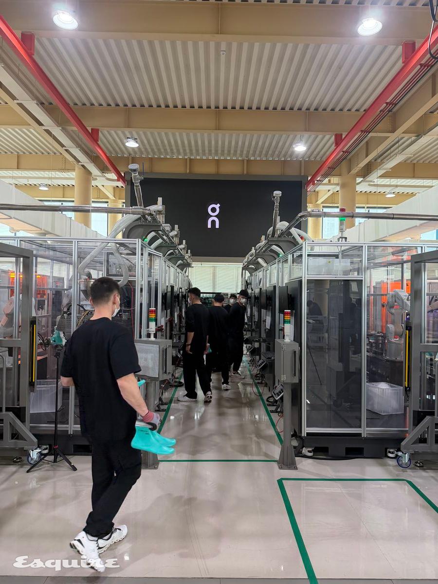 전면에 있는 남성이 들고 있는 것이 '라스트'로 불리는 목형이다. 