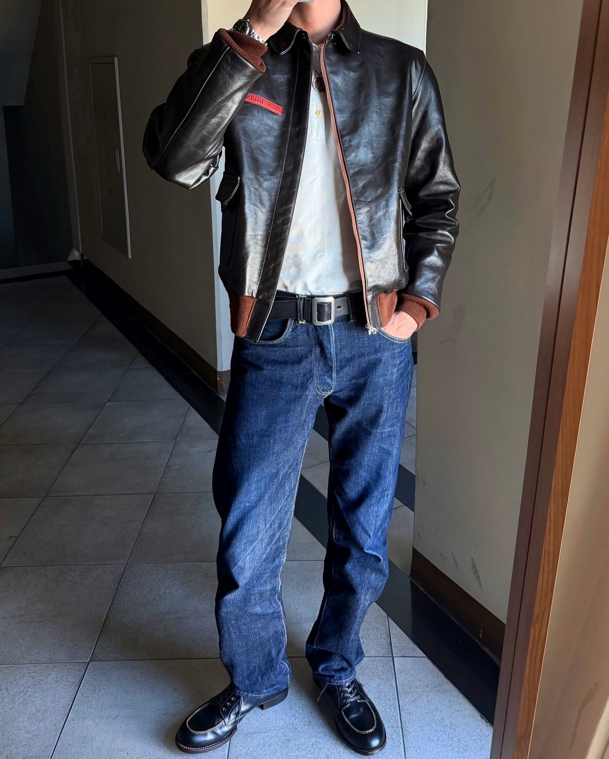 레더 재킷에 데님이나 어두운 계열 팬츠를 더해 아메카지 무드를 완성했다. / 이미지 출처: 인스타그램 @ophen28/ 이미지 출처: 인스타그램 @ophen28