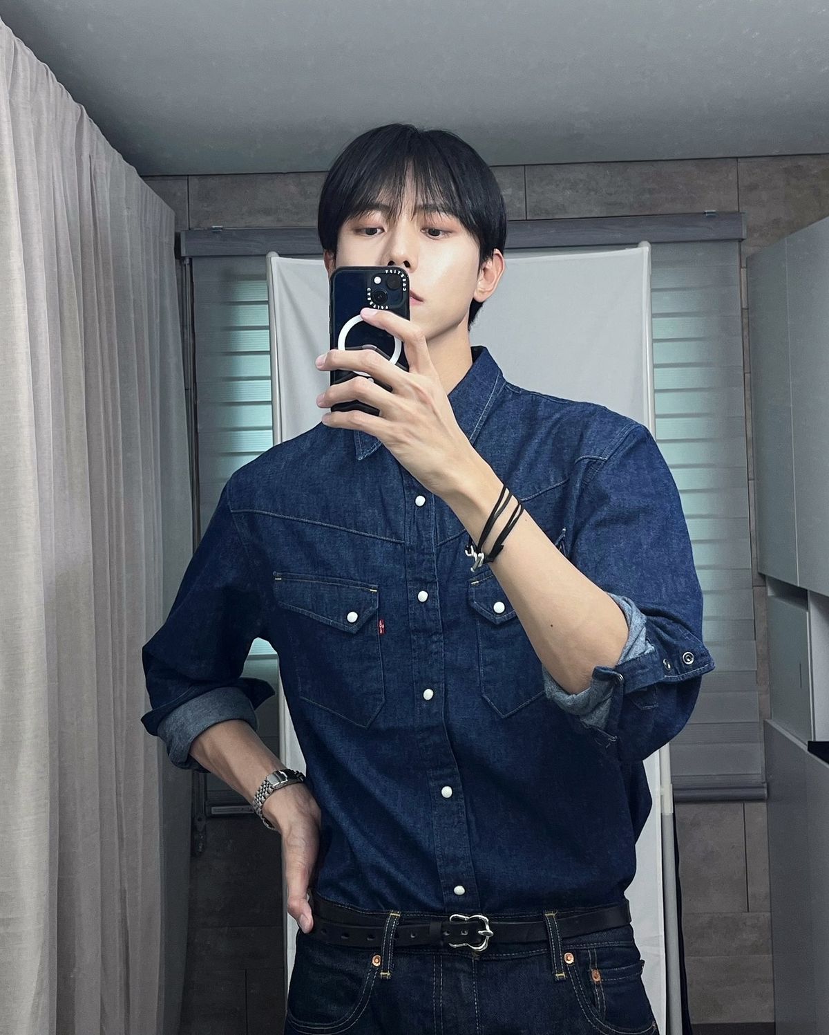 데님 재킷과 셔츠를 활용한 스타일링. 서로 다른 톤을 섞어 자연스러운 레이어드를 연출했다. / 이미지 출처: 인스타그램 @ophen28