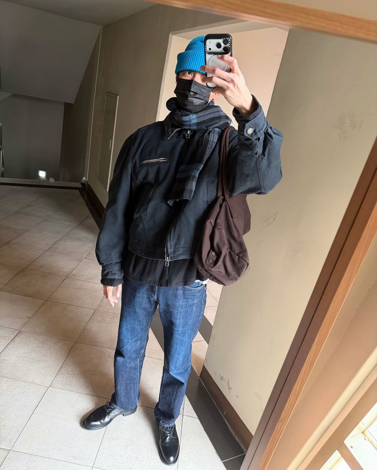 해링턴 재킷과 스트레이트 데님의 조합. 여유 있는 실루엣에 데님을 매치해 단정하게 마무리했다. / 이미지 출처: 인스타그램 @ophen28