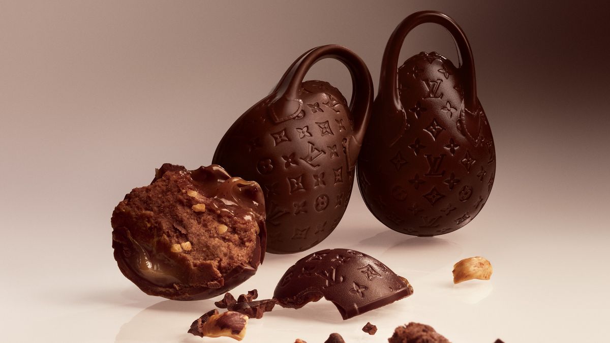 다양한 재료로 완성한 초콜릿 에그 백 / 이미지 출처: 루이 비통