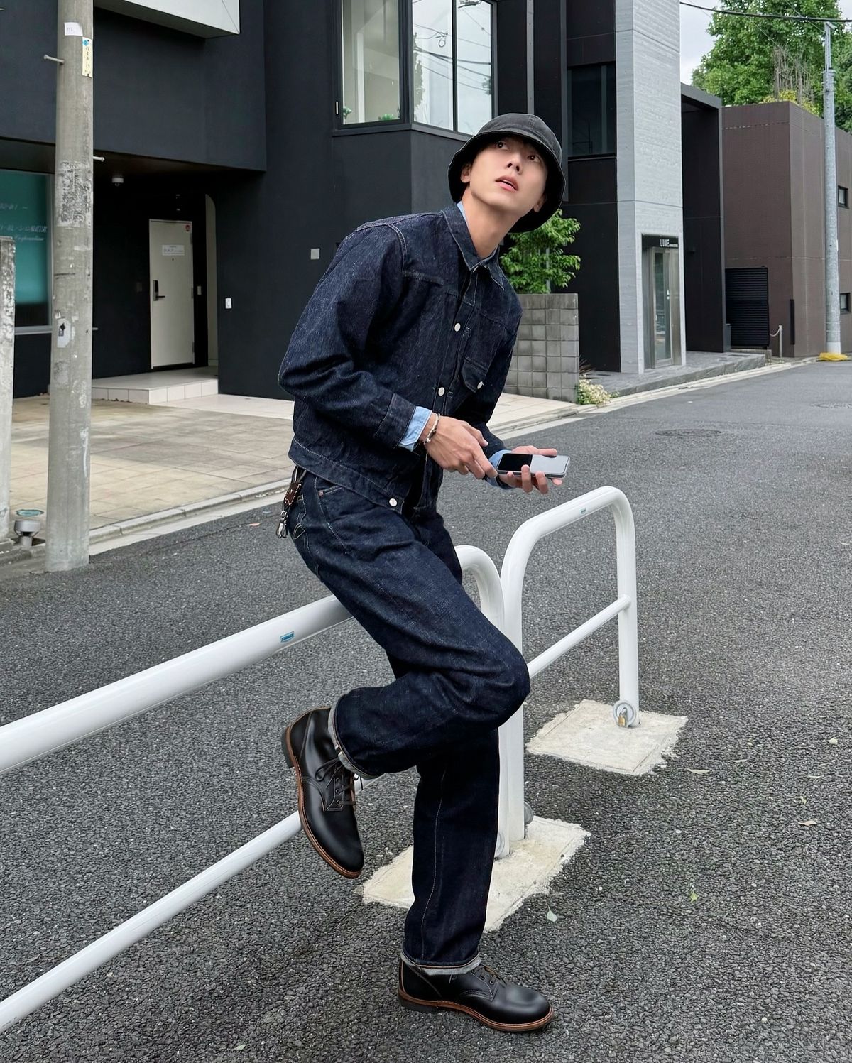 데님 재킷과 셔츠를 활용한 스타일링. 서로 다른 톤을 섞어 자연스러운 레이어드를 연출했다. / 이미지 출처: 인스타그램 @ophen28